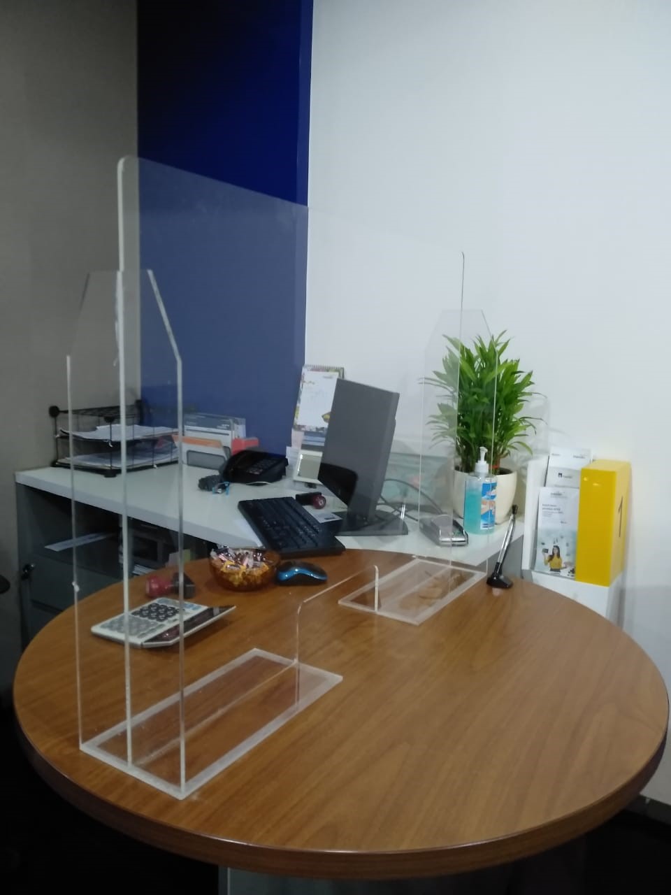 pembatas meja kerja
